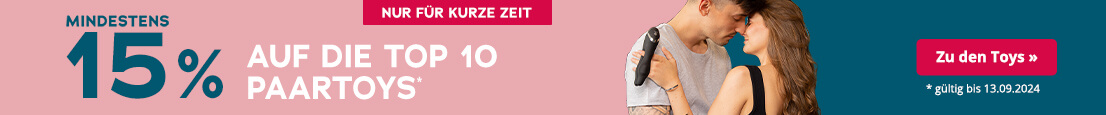 Horizontaler Werbebanner. Der linke Teil hat einen rosa Hintergrund mit blauer und weißer Schrift: 'Mindestens 15% auf die Top 10 Paartoys'. Darüber befindet sich ein rot hinterlegtes Verknappungselement mit der Aufschrift 'Nur für kurze Zeit'. Der rechte Teil zeigt ein Bild von einem sich zuneigenden Paar; die Frau hält ein schwarzes Toy in der Hand, während der Mann sie umarmt. Daneben ist ein dunkelblauer Hintergrund mit einem rot hinterlegten Call-to-Action-Button mit der Aufschrift 'Zu den Toys »'. Unten steht in kleiner weißer Schrift '*gültig bis 13.09.2024'.