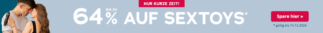 Oben ist ein rot hinterlegtes Verknappungselement mit der Aufschrift „Nur kurze Zeit!“. Darunter steht in großer weißer Schrift auf hellblauem Hintergrund: „Bis zu 64 % auf Sextoys*“. Rechts daneben befindet sich ein roter Call-to-Action-Button mit der Aufschrift „Spare hier »“. Unten ist der Hinweis „* gültig bis 15.12.2024“ zu sehen. Links im Bild ist ein Paar abgebildet, das ein Sextoy hält und sich anlehnt.