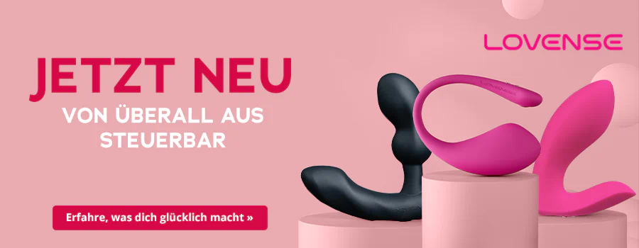 Werbemittel mit einem rosafarbenen Hintergrund. Auf der einen Seite steht in großer roter Schrift 'JETZT NEU' und darunter in weiß 'VON ÜBERALL AUS STEUERBAR'. Außerdem sind mehrere Lovense-Produkte in Schwarz und Pink auf rosafarbenen Podesten abgebildet. An der Seite ist das Lovense-Logo in Pink zu sehen. Unten befindet sich ein rot hinterlegter Call-to-Action Button mit der weißen Aufschrift 'Erfahre, was dich glücklich macht »'.